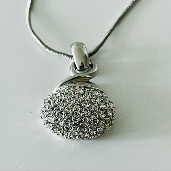 ARTISTRY Limited Edition Austrian Crystal Necklace & Earrings Set | Mid-2000s - Picture 3 of 8